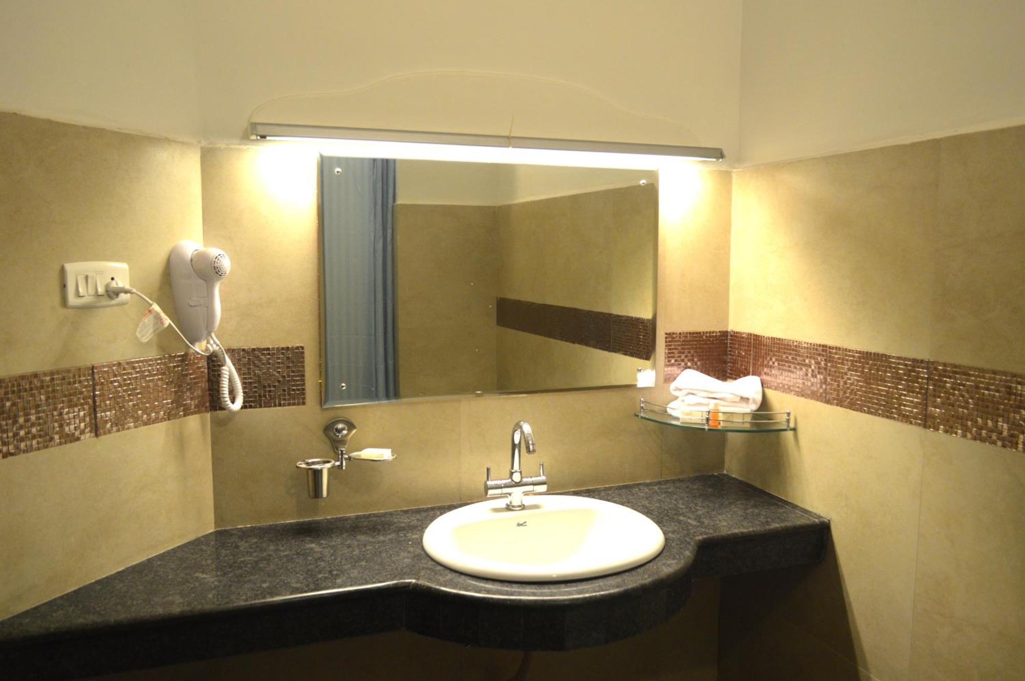 Hotel Aida Kottayam Esterno foto